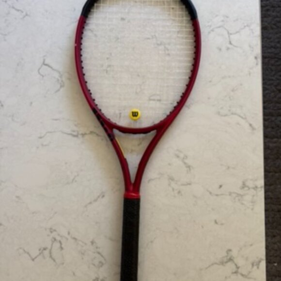 WILSON CLASH 108 V2 Grip 4 1/8 NEWLY STRUNG AND NEW GRIP EXCELLENT CONDITION - Picture 2 of 16